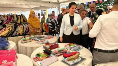 وزيرة التضامن الوطني خلال توزيع الحقائب المدرسية في الجزائر لدعم التلاميذ