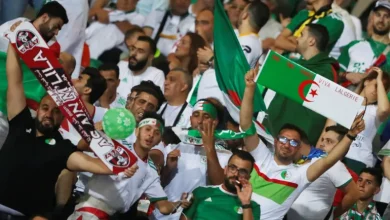 مشجع جزائري يتبول في المدرجات